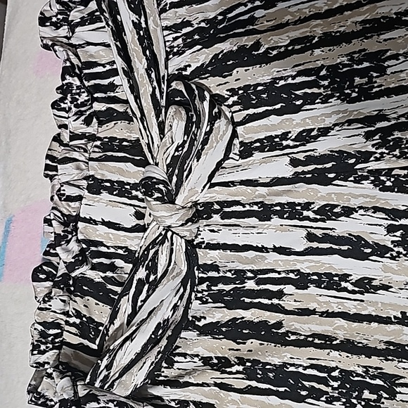 Brand new dress pants high-rise with a bow in the front! - Picture 2 of 6